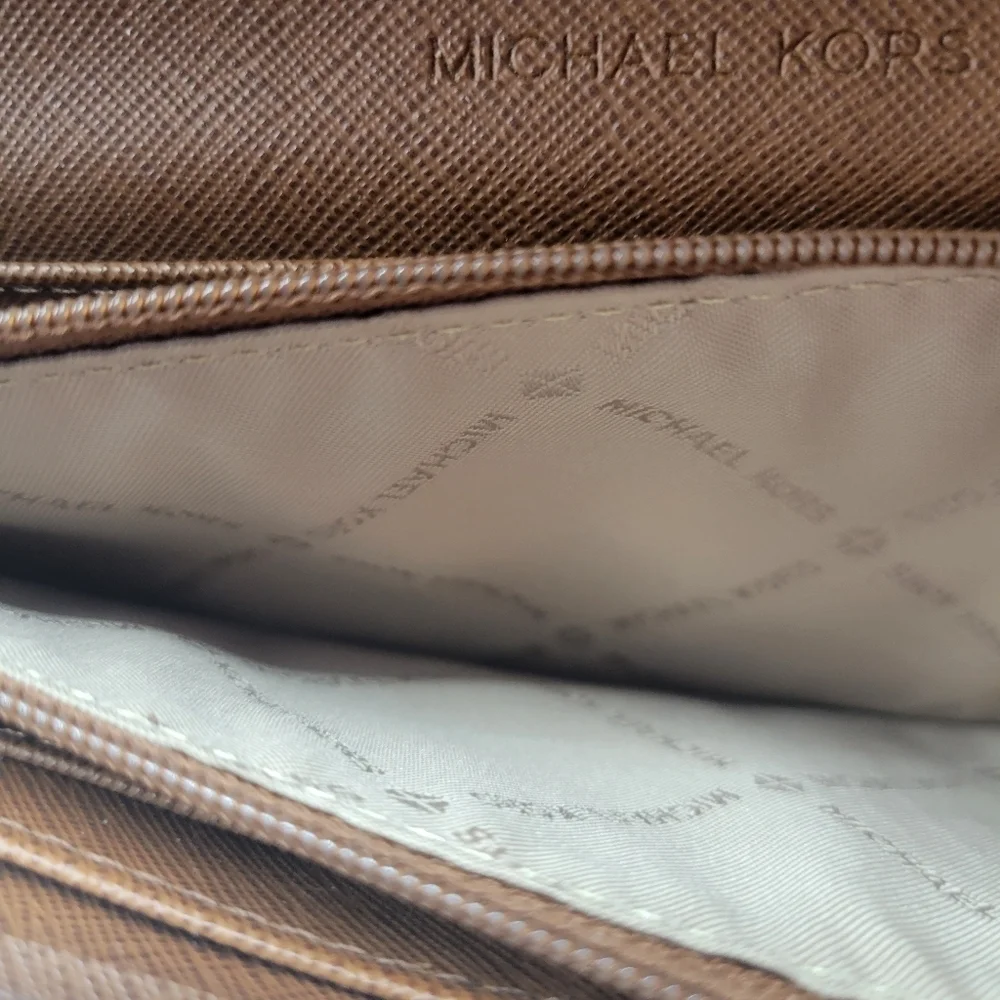 Michael Kors MK Signature Convertible Wallet • Crossbody